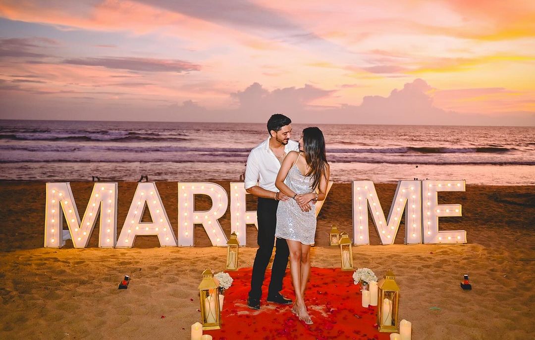 Couple photoshoot in Patna showing love with beach proposal and decor